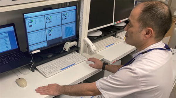 Akito Kawai używający system AQURE w laboratorium